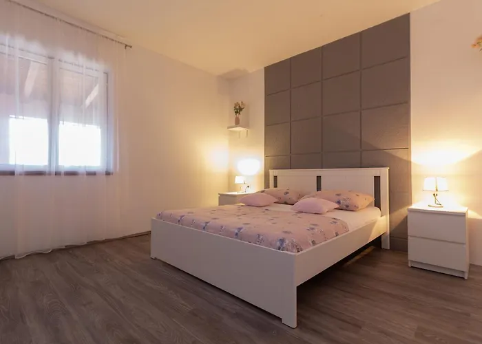 بيت للعطل House Jasmin With Large Garden - By Ta Leut Agency نين